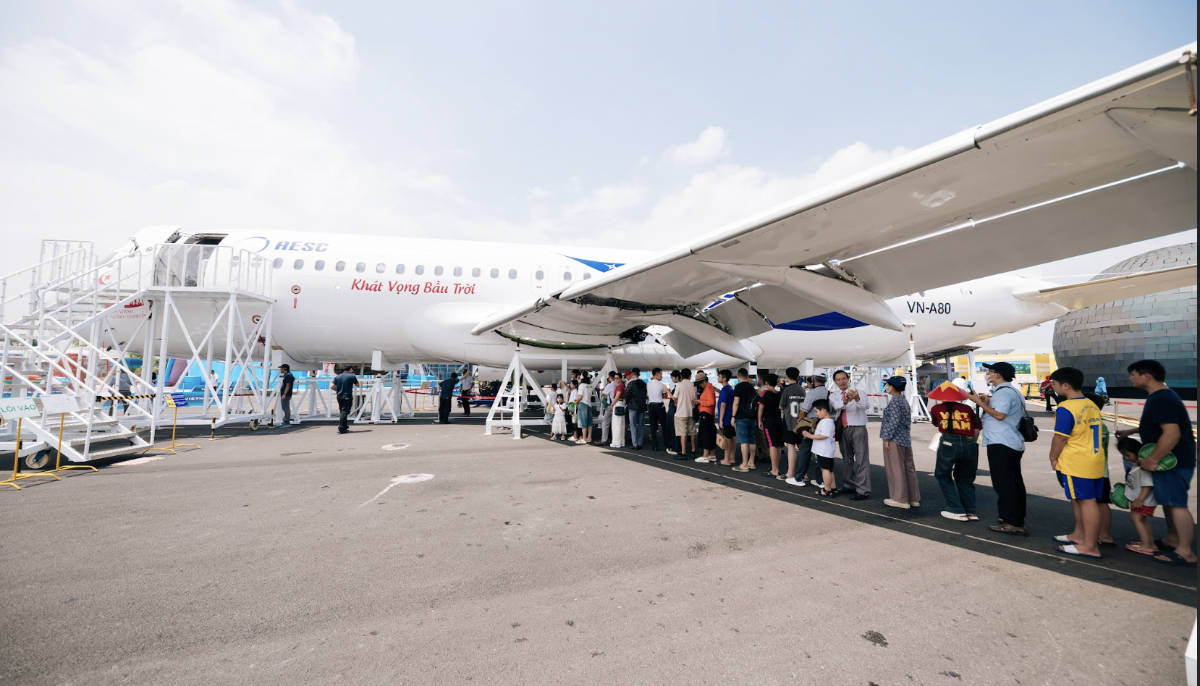 Khách tham quan kiên trì xếp hàng chờ đến lượt&nbsp;được trải nghiệm thử làm phi công