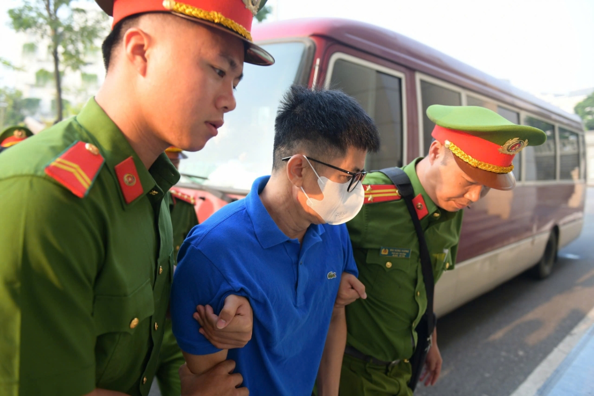 Các bị cáo được dẫn giải đến tòa.&nbsp;