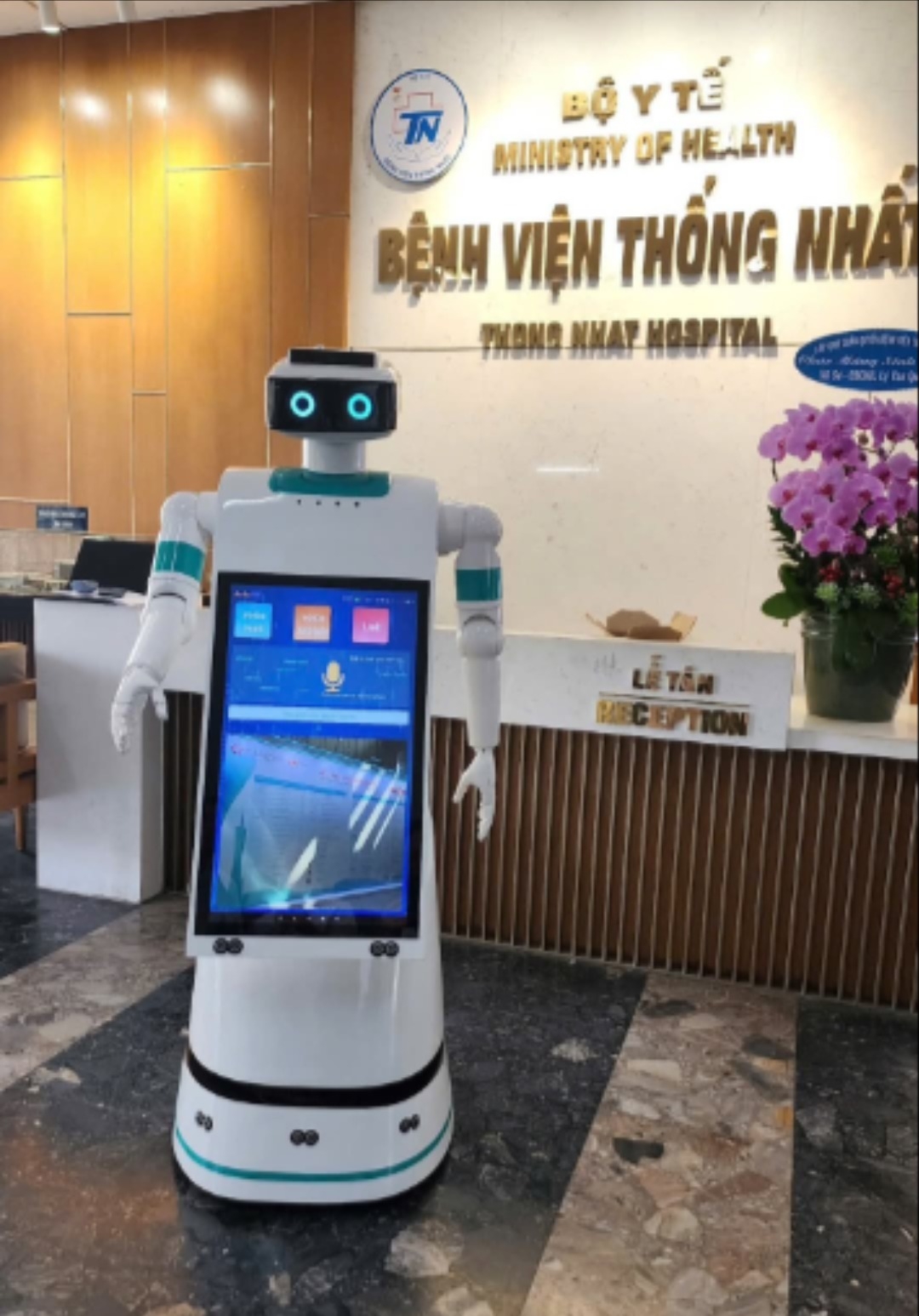 Robot tại bệnh viện có thể chỉ đường, dẫn bệnh nhân tới nơi cần đến, cung cấp thông tin về giá cả, dịch vụ...