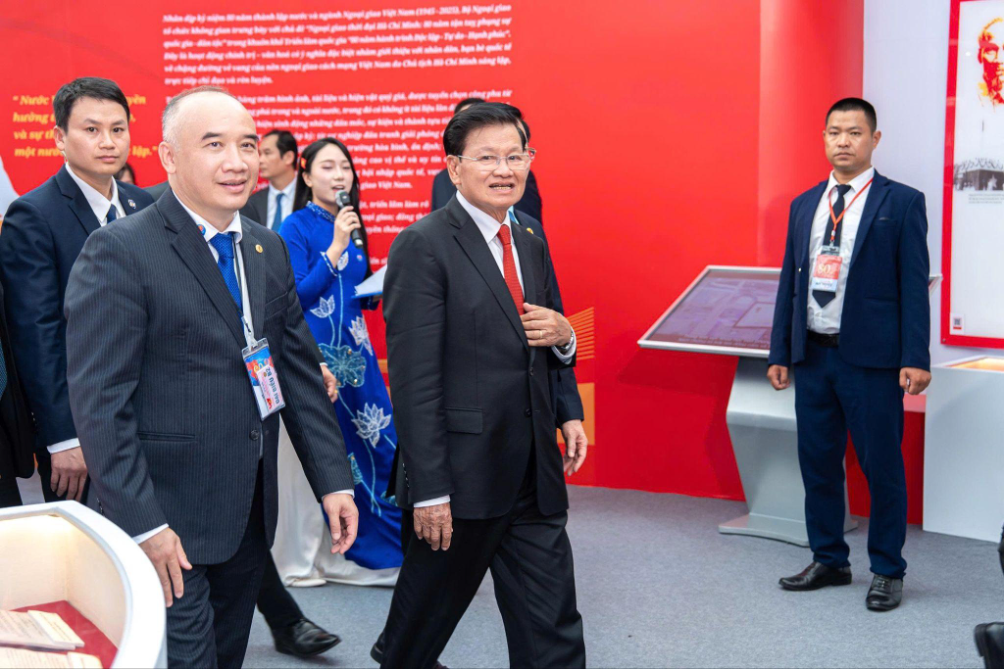 Lao President Thongloun Sisoulith and a senior delegation visited the Ministry of Foreign Affairs’ exhibition.