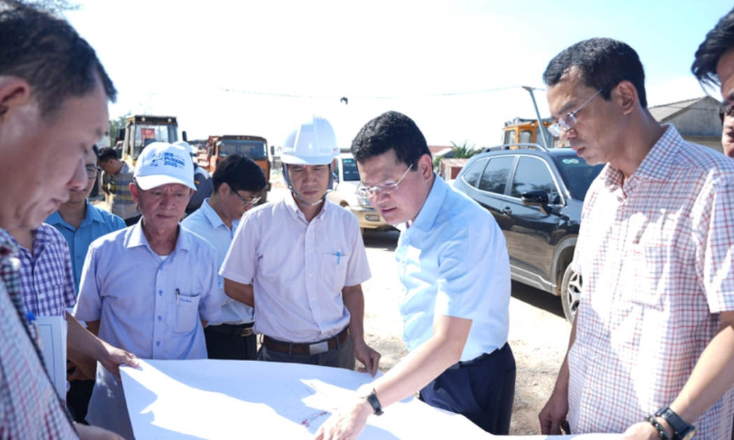 Phó Chủ tịch UBND thành phố Huế Hoàng Hải Minh kiểm tra tiến độ và công tác giải phóng mặt bằng cầu Thuận An