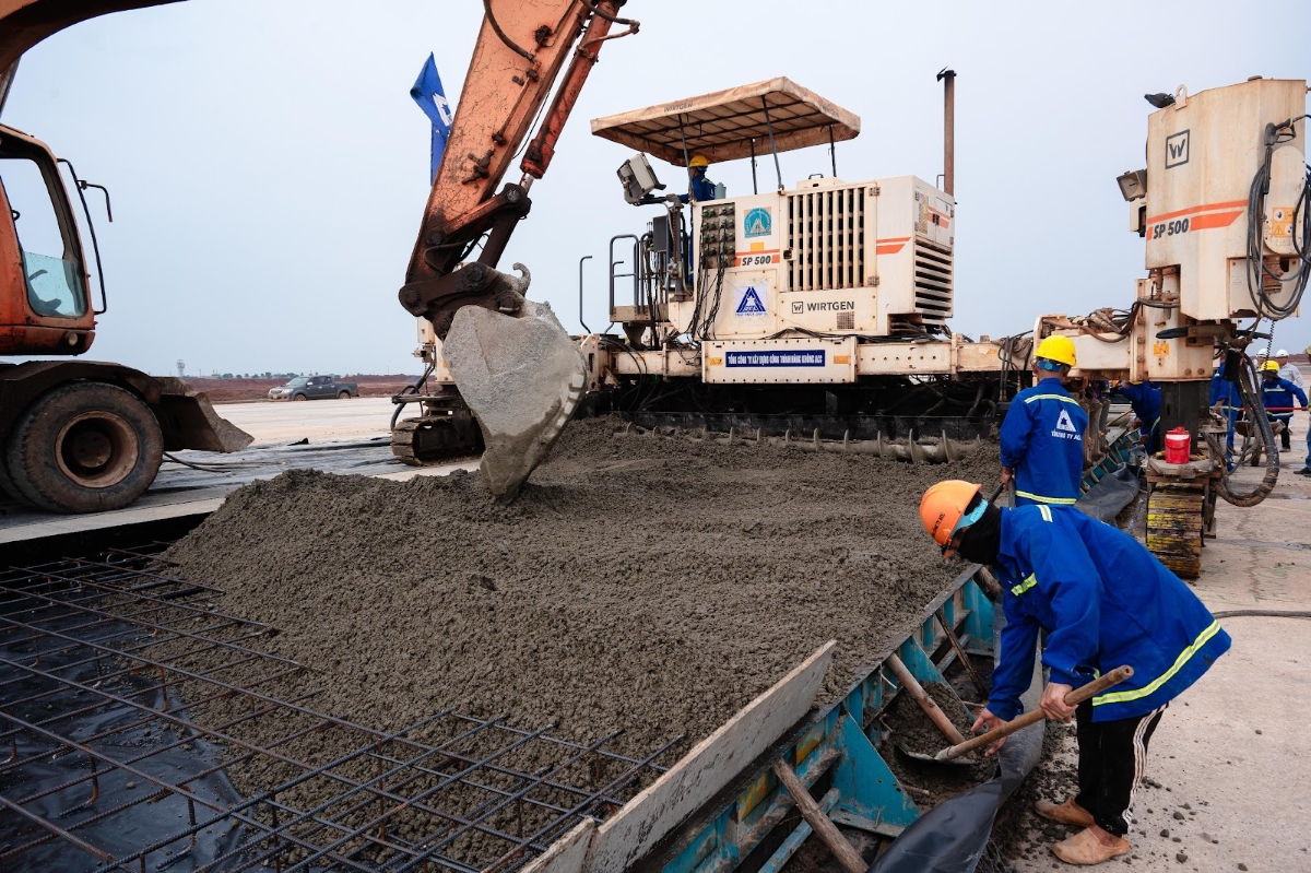 Công nhân thi công đường cất hạ cánh sân bay Long Thành giai đoạn 1 - Ảnh:&nbsp;Ban QLDA Cảng HKQT Long Thành.