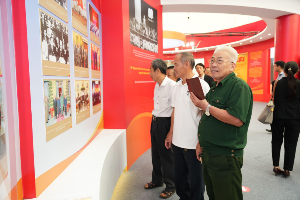Visitors explored the Ministry of Foreign Affairs’ exhibition.