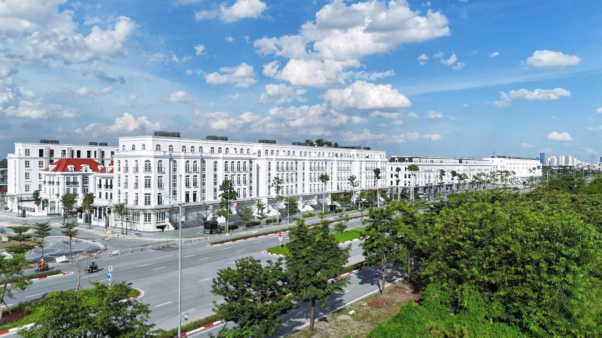 Khu shophouse thương mại cao cấp của Avenue Garden nằm trên với trục đường Tây Thăng Long 10 làn xe.