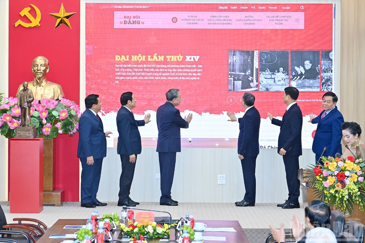 Tổng Bí thư Tô Lâm cùng các đại biểu thực hiện nghi thức ra mắt Trang thông tin điện tử chuyên đề Đảng Cộng sản Việt Nam-Đại hội XIV.