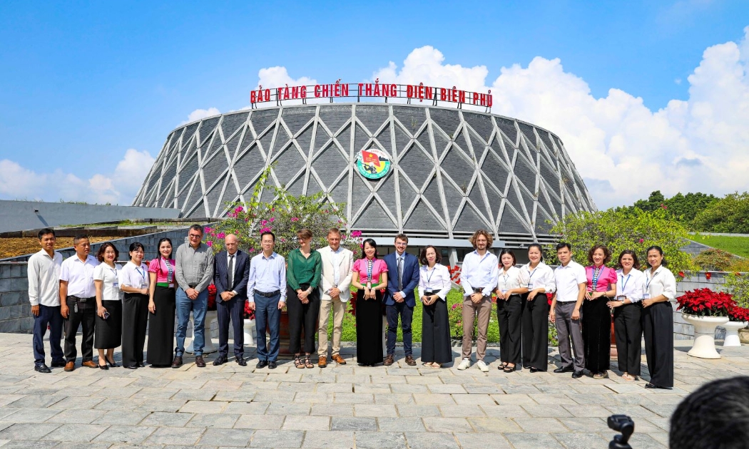 Đoàn chuyên gia từ Bảo tàng Ký ức chiến tranh Caen (Pháp) chụp ảnh lưu niệm trước Bảo tàng Chiến thắng Điện Biên Phủ (Việt Nam). Ảnh Viện Pháp tại Việt Nam.