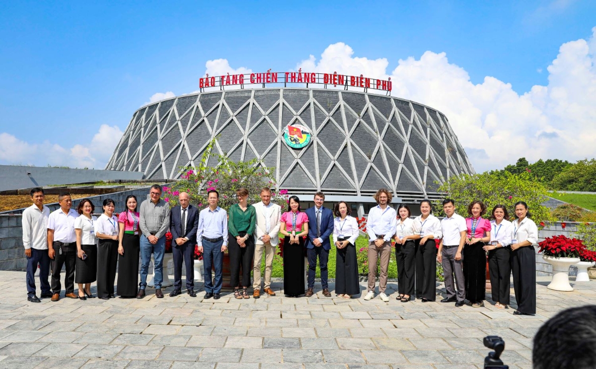 Đoàn chuyên gia từ Bảo tàng Ký ức chiến tranh Caen (Pháp) chụp ảnh lưu niệm trước Bảo tàng Chiến thắng Điện Biên Phủ (Việt Nam). Ảnh Viện Pháp tại Việt Nam.