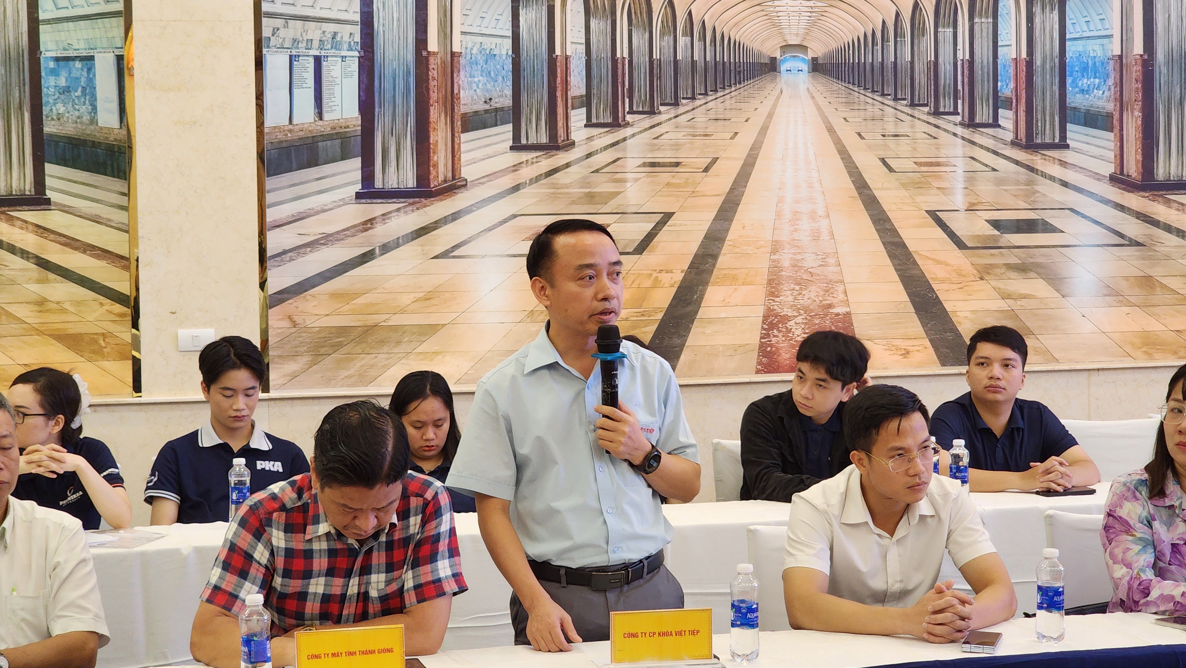 Tổng giám đốc Công ty Cổ phần Khóa Việt Tiệp Lê Đức Phương phát biểu tại hội nghị. Ảnh: Việt An.