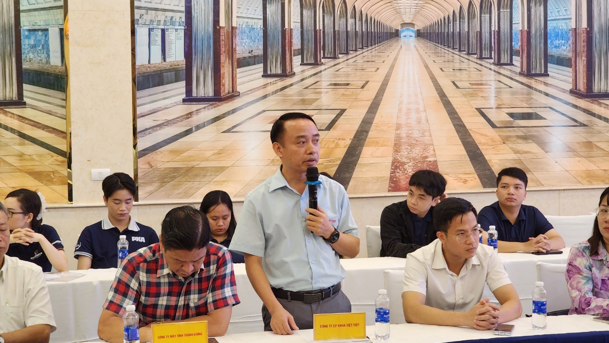 Tổng giám đốc Công ty Cổ phần Khóa Việt Tiệp Lê Đức Phương phát biểu tại hội nghị. Ảnh: Việt An.