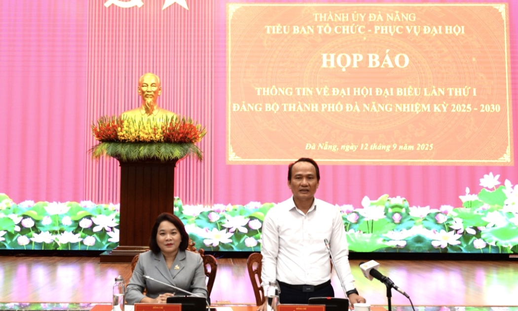 Phó Bí thư Thường trực Thành ủy Đà Nẵng Nguyễn Đình Vĩnh chủ trì họp báo. Ảnh: Ngô Anh Văn
