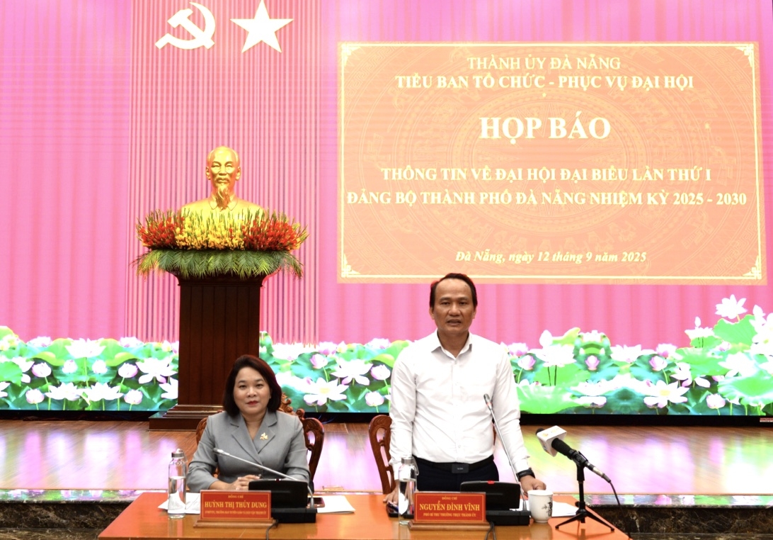 Phó Bí thư Thường trực Thành ủy Đà Nẵng Nguyễn Đình Vĩnh chủ trì họp báo. Ảnh: Ngô Anh Văn