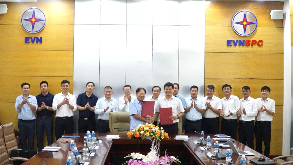 Lãnh đạo IMG Phước Đông và EVNSPC trao thoả thuận hợp tác đầu tư hạ tầng điện 110kV tại khu công nghiệp Cảng Phước Đông.