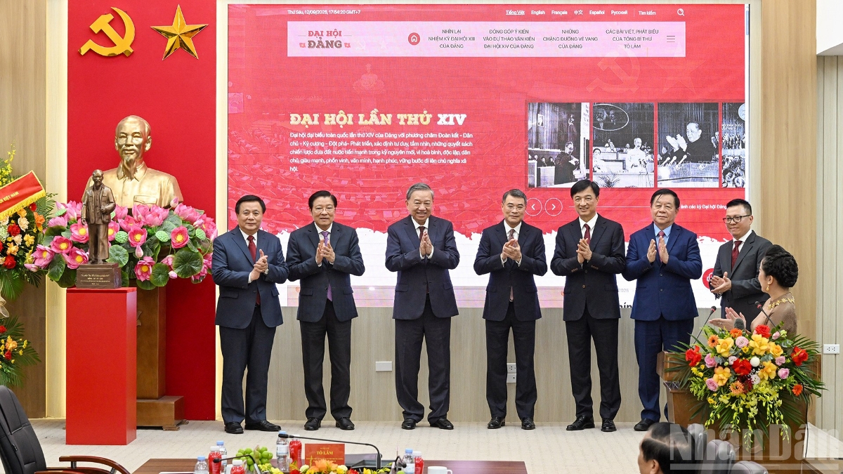 Tổng Bí thư Tô Lâm cùng các đại biểu thực hiện nghi thức ra mắt Trang thông tin điện tử chuyên đề Đảng Cộng sản Việt Nam-Đại hội XIV.