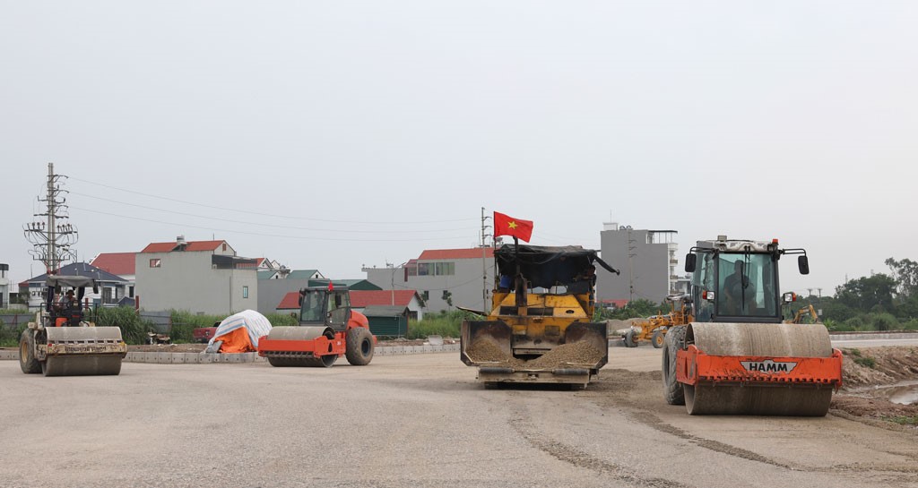 Công trường thi công dự án Dự án đầu tư xây dựng nút giao Phú Thứ và tuyến đường kết nối trên địa bàn phường Hà Nam (Ninh Bình)