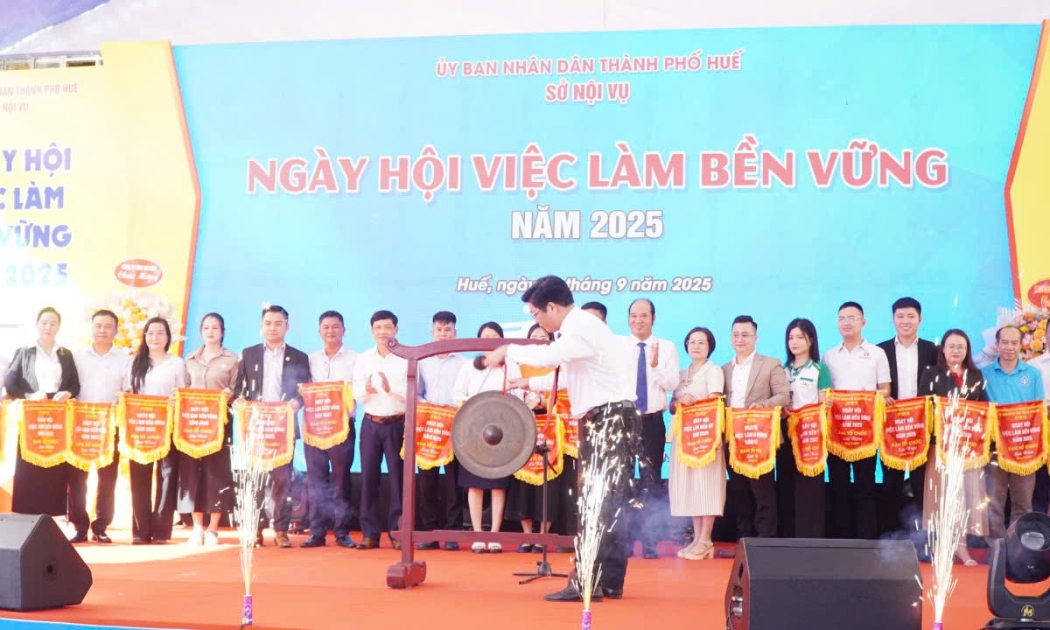 Phó Chủ tịch UBND Thành phố Huế Nguyễn Chí Tài khai chiêng ngày hội việc làm
