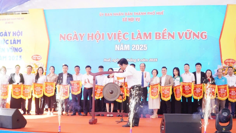Phó Chủ tịch UBND Thành phố Huế Nguyễn Chí Tài khai chiêng ngày hội việc làm