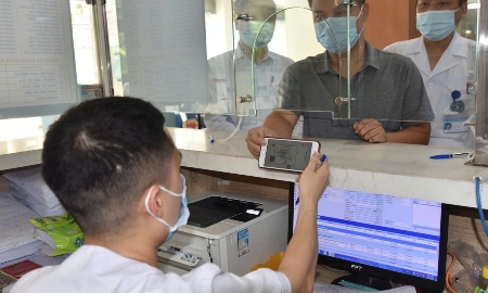 Người dân làm thủ tục khám chữa bệnh bảo hiểm y tế. Ảnh: Duy Nguyễn.