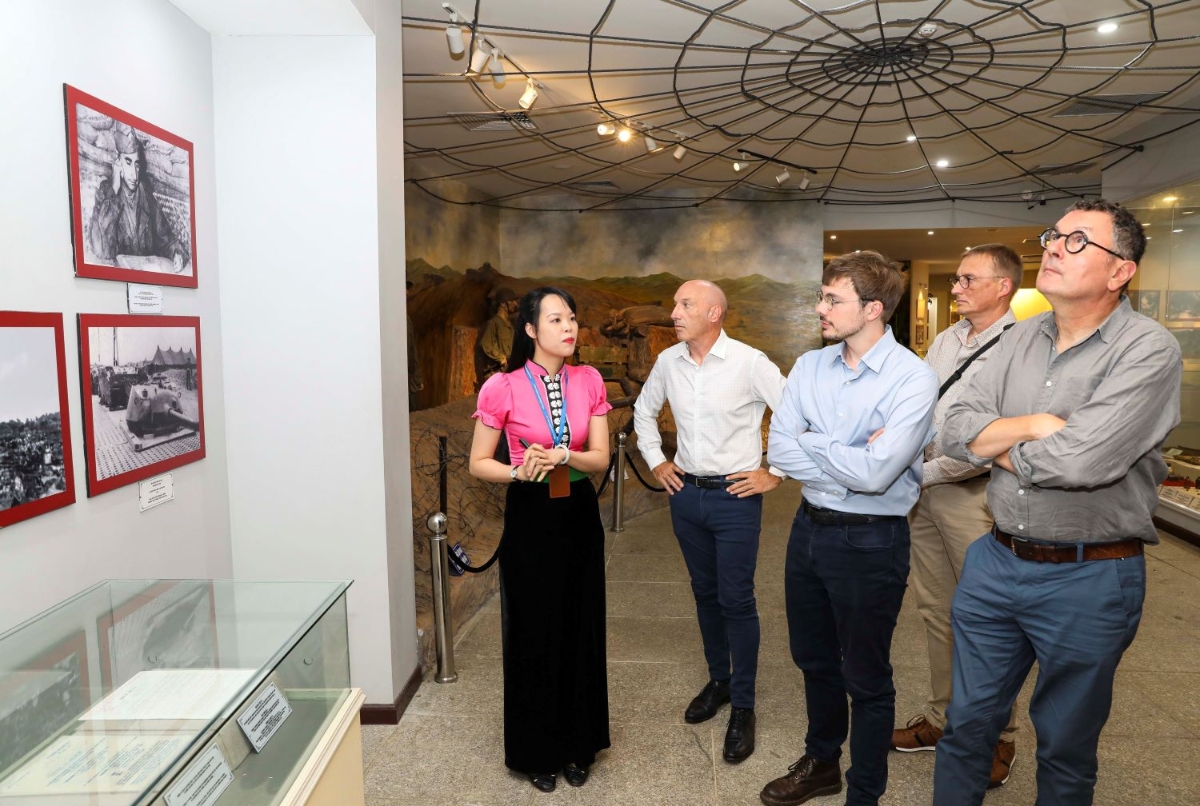 Các chuyên gia Bảo tàng Ký ức chiến tranh Caen (Pháp) tham quan Bảo tàng Chiến thắng Điện Biên Phủ.&nbsp;Ảnh Viện Pháp tại Việt Nam.