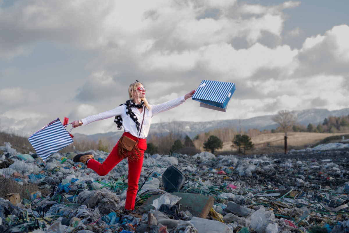 Đằng sau vẻ hào nhoáng của ngành công nghiệp thời trang nhanh là những mối nguy hại nặng nề mà môi trường phải đối mặt. Ảnh: ESG News