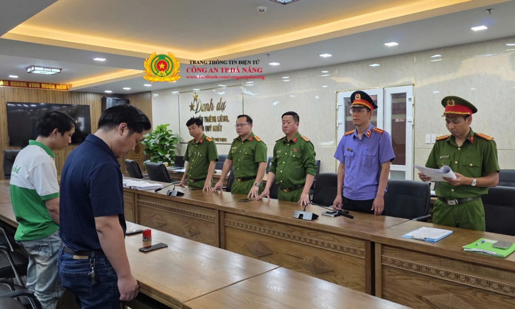 Cơ quan chức năng thành phố Đà Nẵng đọc lệnh bắt nhóm đối tượng là yến giả