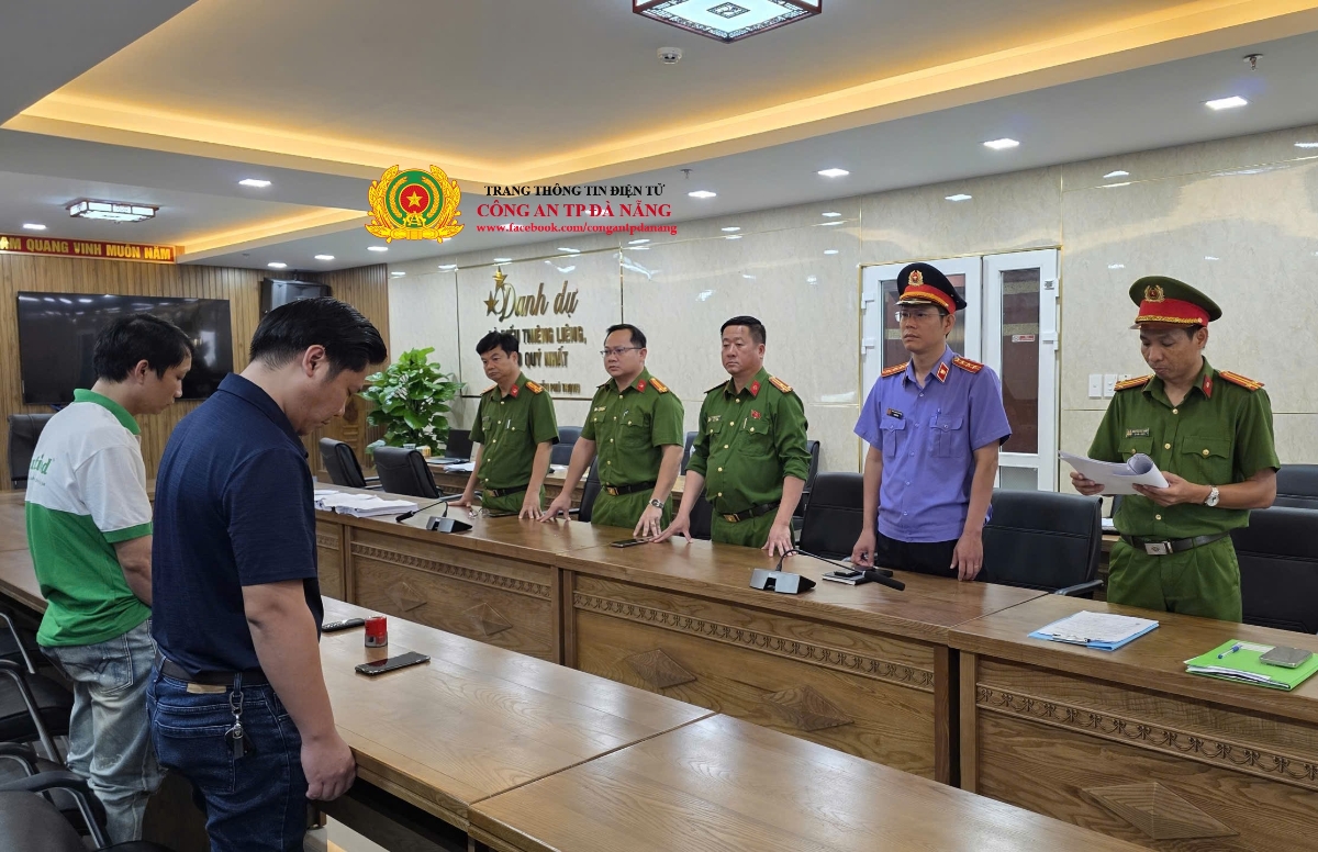 Cơ quan chức năng thành phố Đà Nẵng đọc lệnh bắt nhóm đối tượng là yến giả