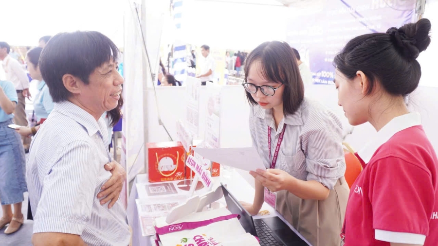 Không khí sôi động tại các gian hàng
