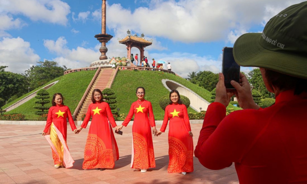 Người dân đến dâng hương, chụp ảnh lưu niệm ở Thành cổ Quảng Trị. Ảnh: Nguyễn Luân