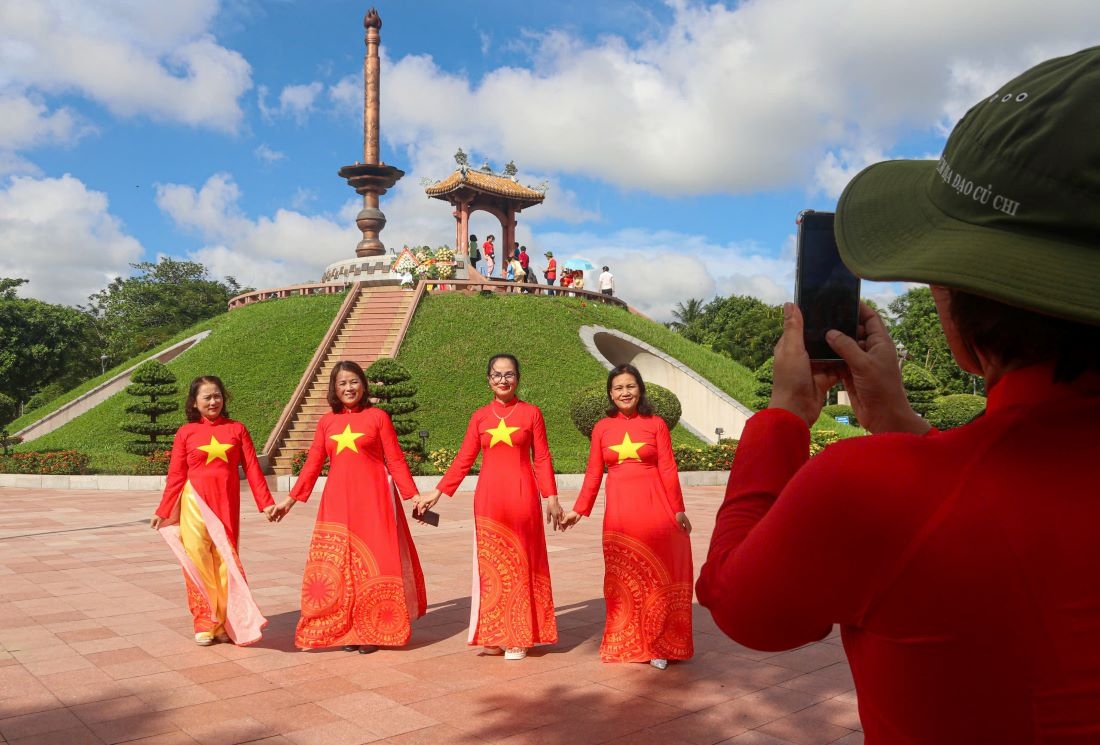 Người dân đến dâng hương, chụp ảnh lưu niệm ở Thành cổ Quảng Trị. Ảnh: Nguyễn Luân