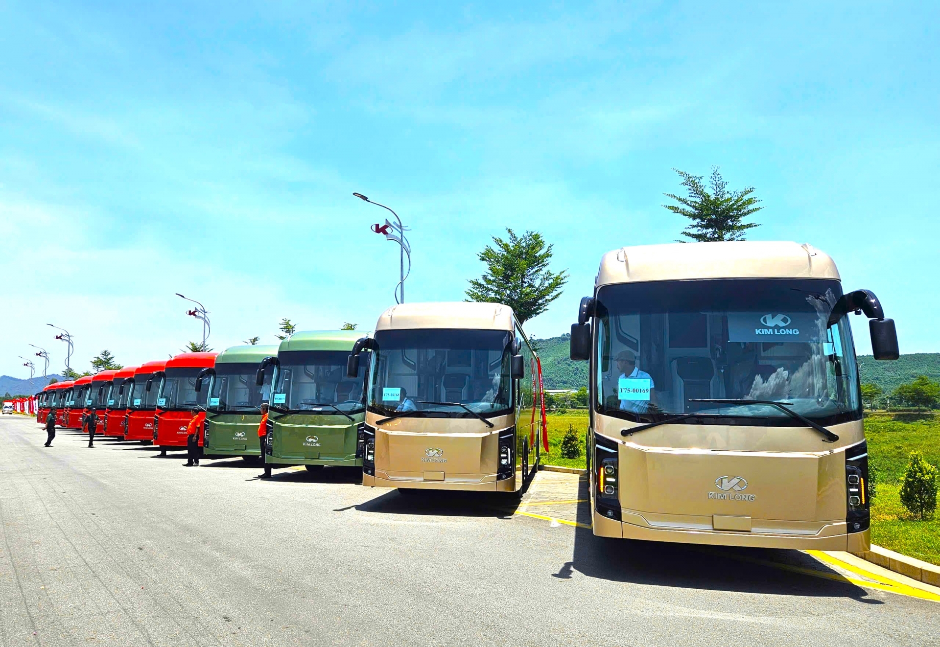 The domestic automobile industry is becoming a key driver, linking infrastructure, transportation, and markets while advancing technology, boosting competitiveness, and supporting international integration.