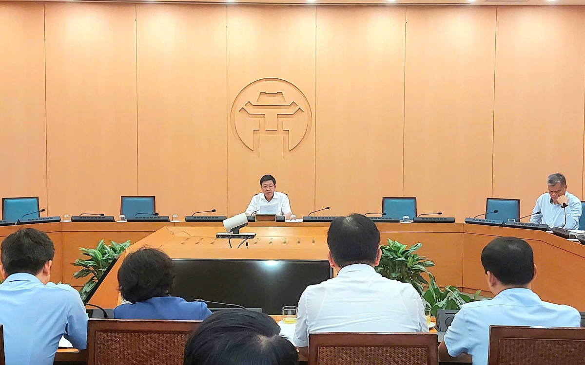 Phó Chủ tịch UBND Thành phố Dương Đức Tuấn chủ trì cuộc họp báo cáo về tiến độ triển khai các dự án trọng điểm của Thành phố. Ảnh: CTT Thành phố Hà Nội