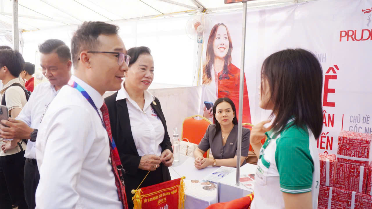 Sinh viên, người lao động tìm hiểu thông tin tuyển sinh, cơ hội học nghề tại gian tư vấn