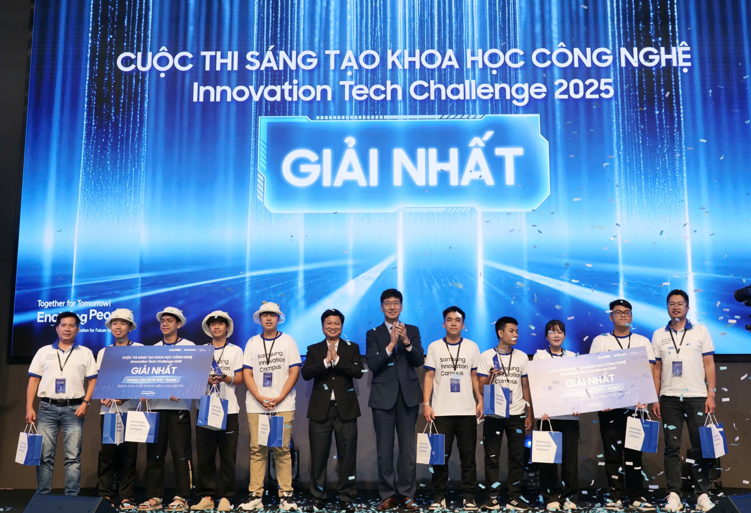 2 đội thi LQĐ-Piogineers - Trường THPT Chuyên Lê Quý Đôn - Đà Nẵng (Bảng A) và DTU-TT - Đại học Duy Tân - Đà Nẵng (Bảng B) đã trở thành 2 đội thi chiến thắng của cuộc thi “Robot Cup – Robot đá bóng”.