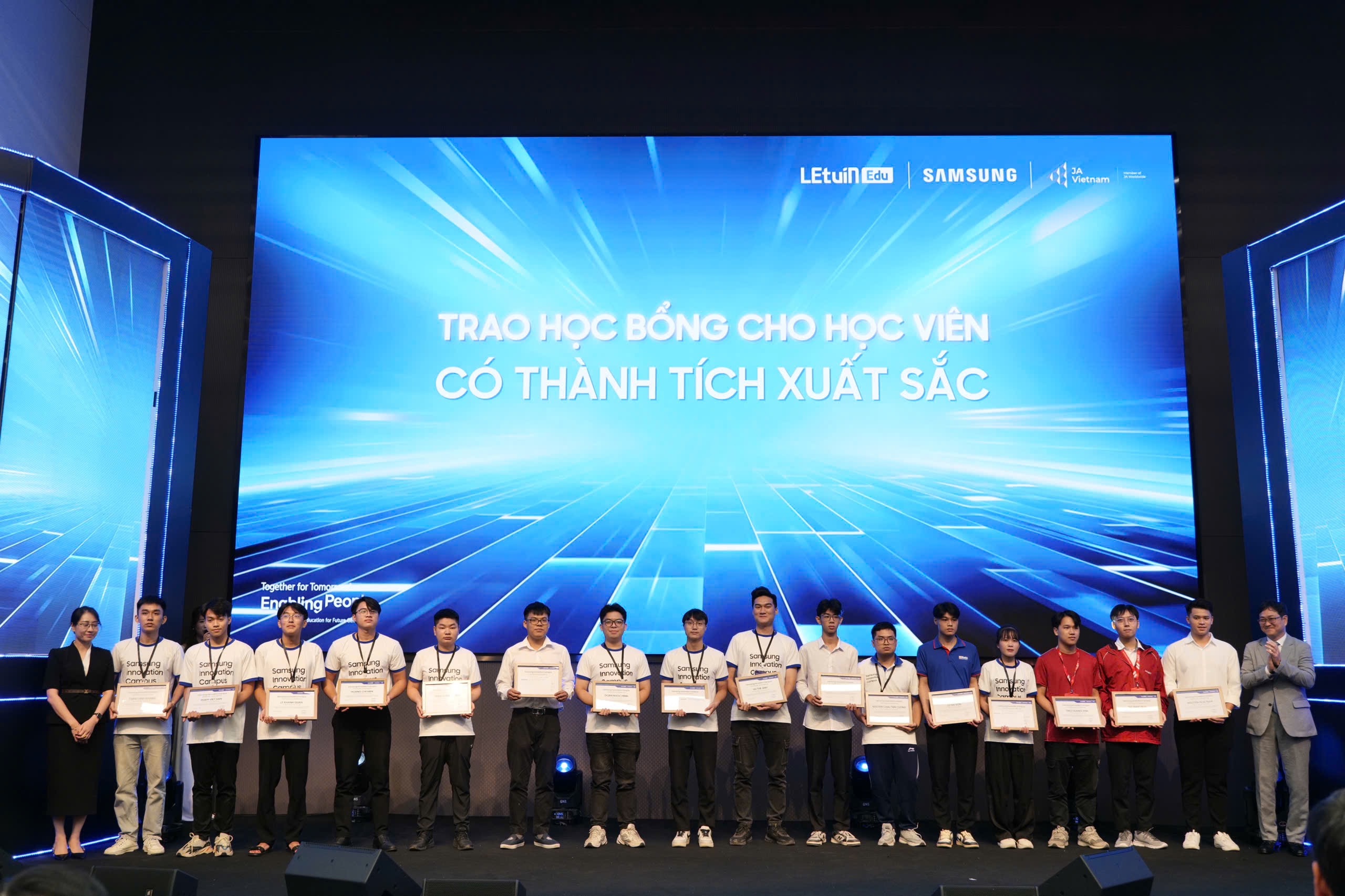Phần trao học bổng cho các em học viên có thành tích xuất sắc.