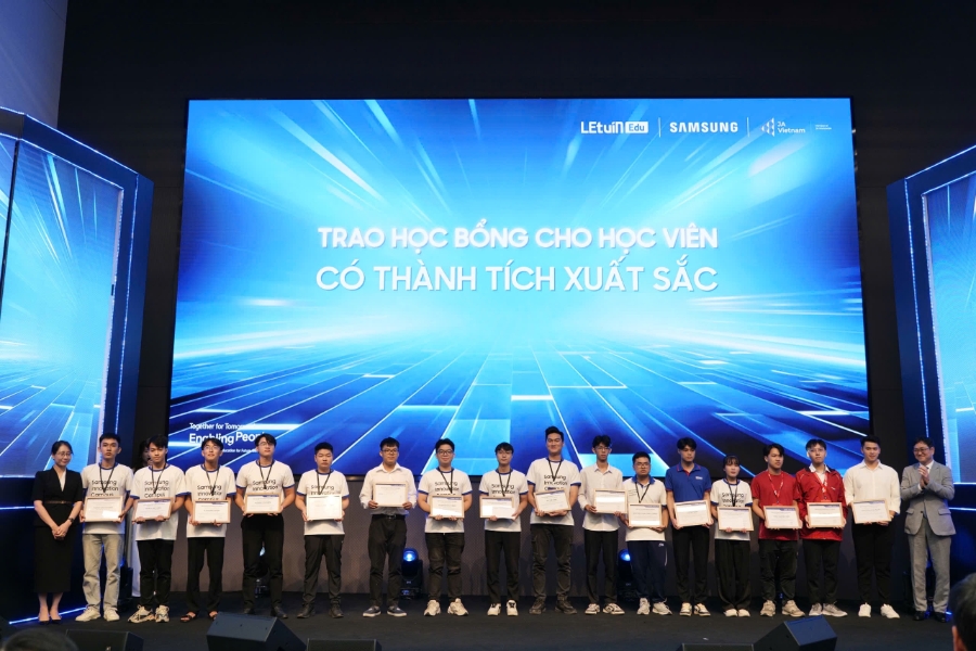 Phần trao học bổng cho các em học viên có thành tích xuất sắc.