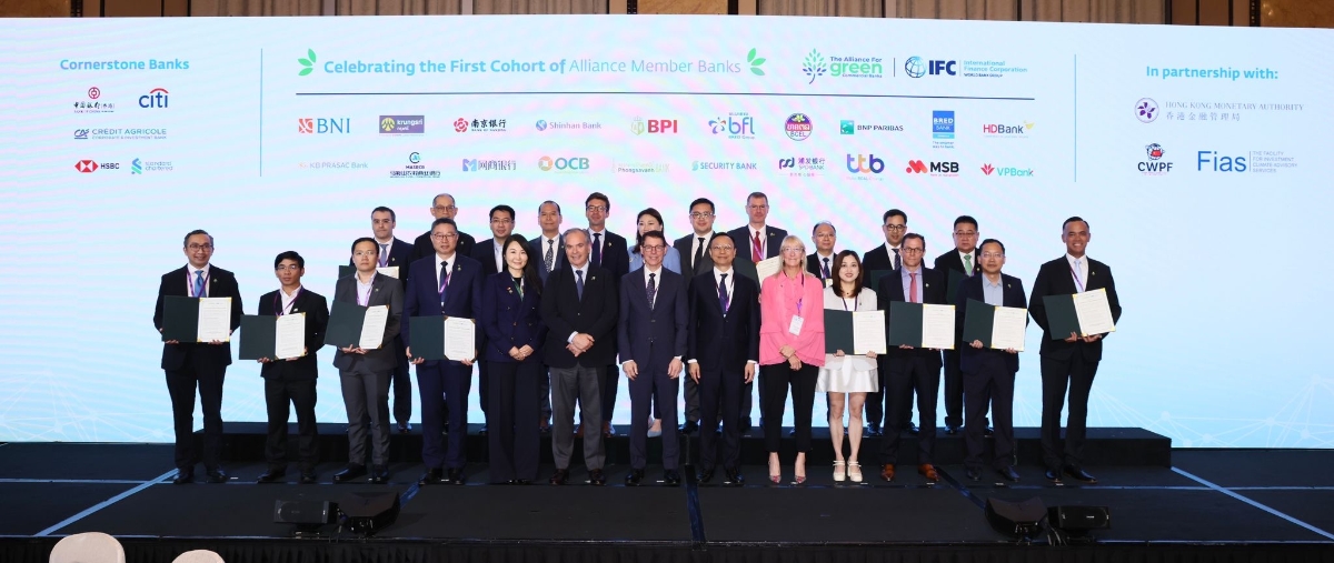 Đại diện lãnh đạo OCB chụp ảnh lưu niệm cùng nhóm thành viên đầu tiên của Liên minh Ngân hàng thương mại Xanh.