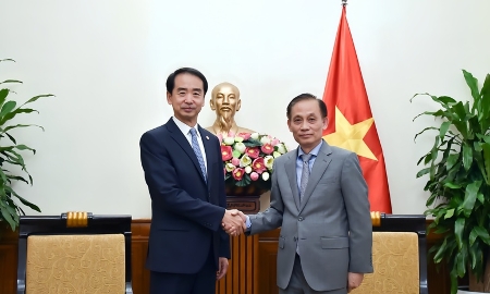 Quyền Bộ trưởng Ngoại giao Lê Hoài Trung tiếp Đại sứ Trung Quốc Hà Vĩ