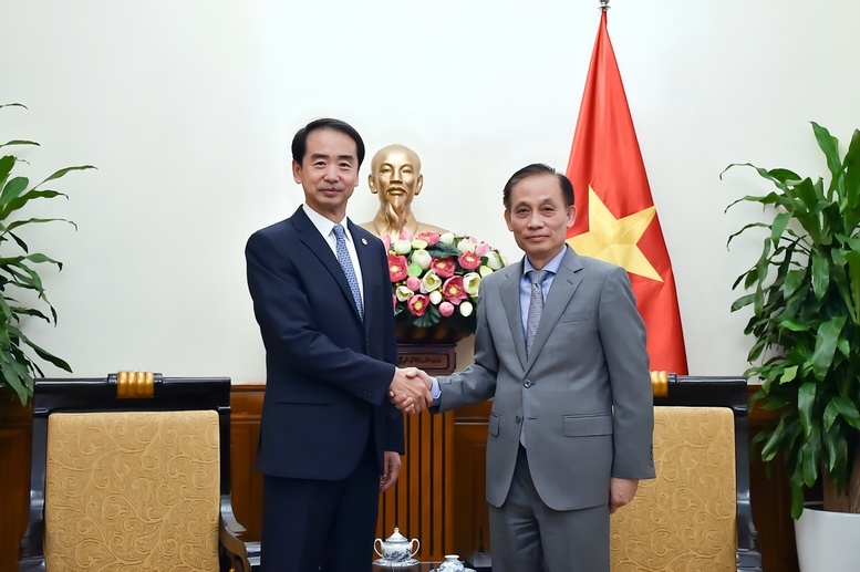 Bí thư Trung ương Đảng, Quyền Bộ trưởng Ngoại giao Lê Hoài Trung và Đại sứ Trung Quốc tại Việt Nam Hà Vĩ. Ảnh: VGP.
