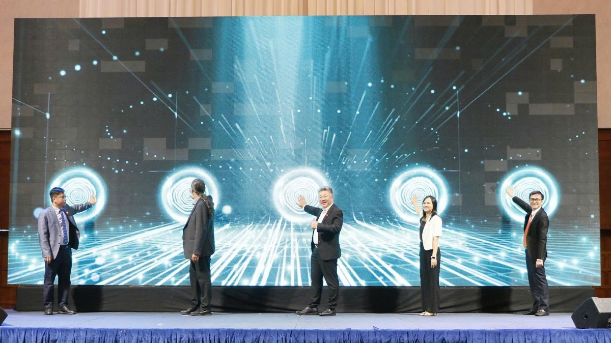 Các đại biểu bấm nút ra mắt ứng dụng WoodID. Ảnh: GIZ