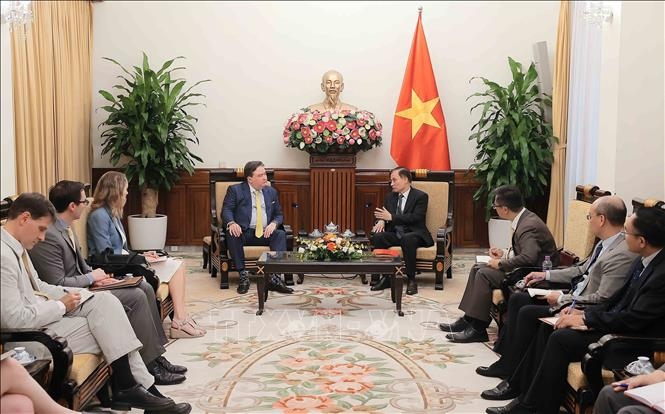 Quyền Bộ trưởng Bộ Ngoại giao Lê Hoài trung tiếp Đại sứ đặc mệnh toàn quyền Hợp chúng quốc Hoa Kỳ tại Việt Nam Marc Knapper. Ảnh: TTXVN.