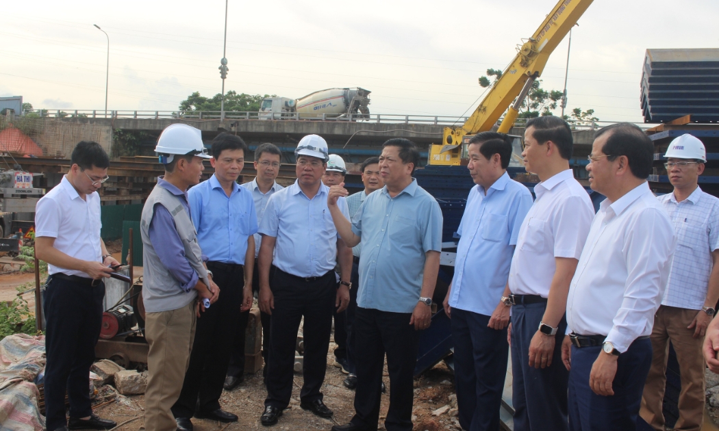 Bộ trưởng Bộ Xây dựng Trần Hồng Minh và các đại biểu kiểm tra công tác thi công dự án mở rộng cầu Xương Giang, trên cao tốc Hà Nội - Bắc Giang.