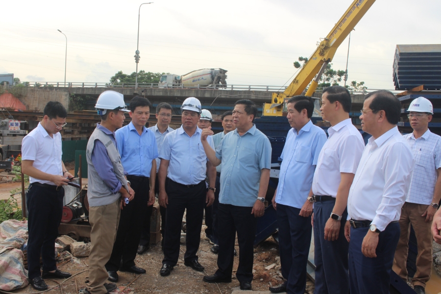 Bộ trưởng Bộ Xây dựng Trần Hồng Minh và các đại biểu kiểm tra công tác thi công dự án mở rộng cầu Xương Giang, trên cao tốc Hà Nội - Bắc Giang.