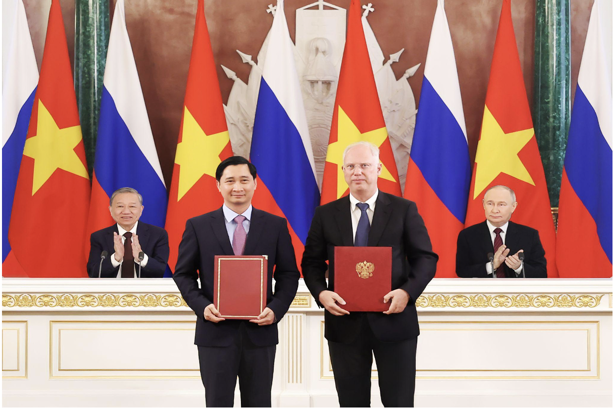 Công ty Vắc xin VNVC và Quỹ Đầu tư Trực tiếp của Nga (RDIF) trao đổi văn kiện hợp tác trước sự chứng kiến của Tổng thống Nga Putin và Tổng Bí thư Tô Lâm