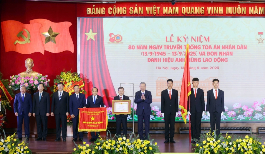 Tổng Bí thư Tô Lâm trao tặng danh hiệu Anh hùng Lao động cho ngành Tòa án nhân dân.