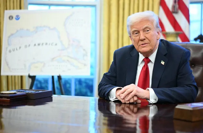 <i>Tổng thống Donald Trump công bố mức thuế đối với ô tô nhập khẩu tại phòng Bầu dục của Nhà Trắng ở Washington, D.C., vào ngày 26 tháng 3 năm 2025. Các khoản thuế này là một trong những thay đổi chính sách từ chính quyền của ông, gây ra một số chia rẽ trong giới sản xuất ô tô.</i>