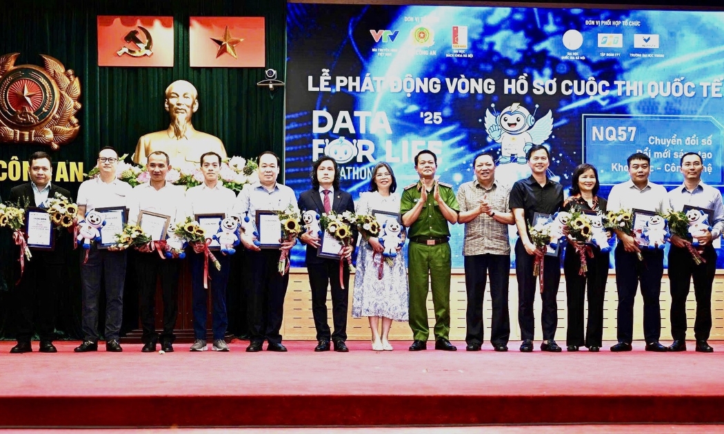 Thiếu tướng Vũ Văn Tấn, Cục trưởng Cục Cảnh sát Quản lý hành chính về trật tự xã hội trao chứng nhận cho các đơn vị đồng hành.