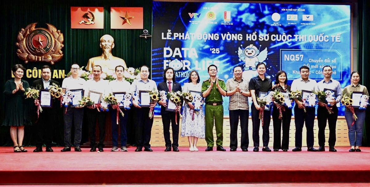 Thiếu tướng Vũ Văn Tấn, Cục trưởng Cục Cảnh sát Quản lý hành chính về trật tự xã hội trao chứng nhận cho các đơn vị đồng hành.