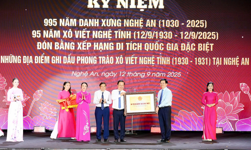 Phó Thủ tướng Chính phủ Mai Văn Chính trao Bằng xếp hạng Di tích quốc gia đặc biệt “Những địa điểm ghi dấu Phong trào Xô Viết Nghệ Tĩnh (1930-1931) tại Nghệ An” cho lãnh đạo tỉnh Nghệ An