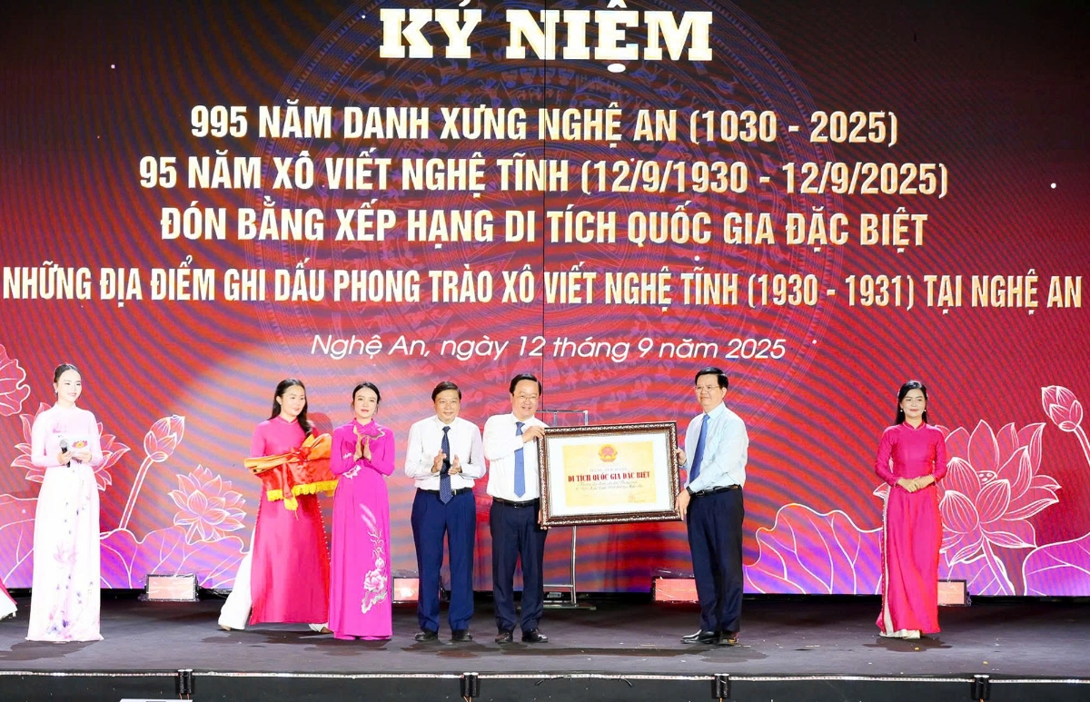 Phó Thủ tướng Chính phủ Mai Văn Chính trao Bằng xếp hạng Di tích quốc gia đặc biệt “Những địa điểm ghi dấu Phong trào Xô Viết Nghệ Tĩnh (1930-1931) tại Nghệ An” cho lãnh đạo tỉnh Nghệ An