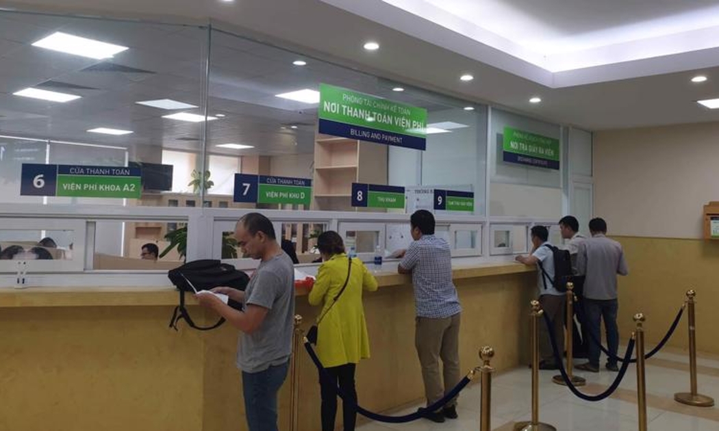 Người dân thanh toán viện phí tại một bệnh viện trên địa bàn Hà Nội. Ảnh: Nhật Dương. 