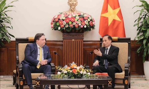 Quyền Bộ trưởng Bộ Ngoại giao Lê Hoài Trung tiếp Đại sứ Hoa Kỳ Marc Knapper